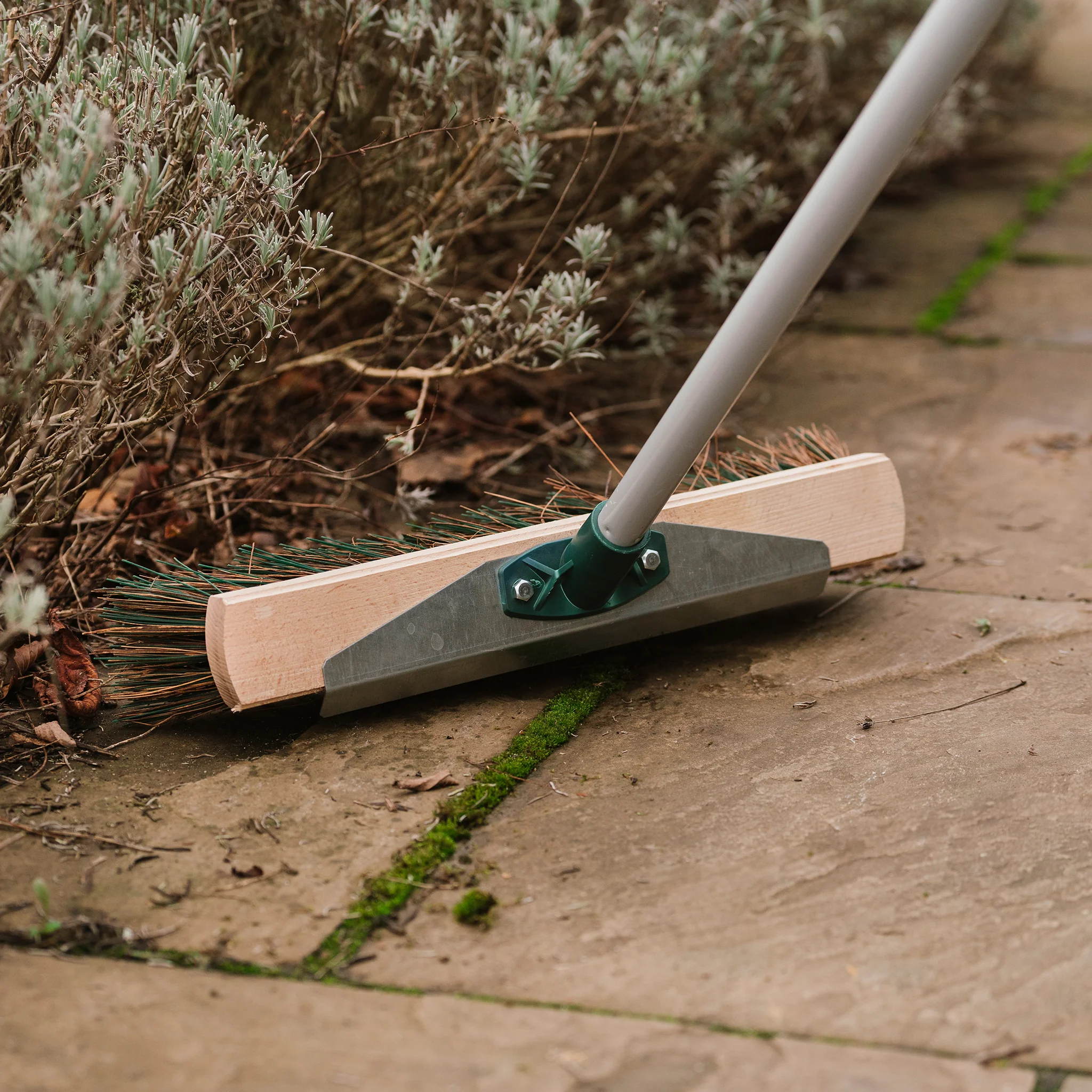 Gardman Mixed Broom with Scraper - Image 4