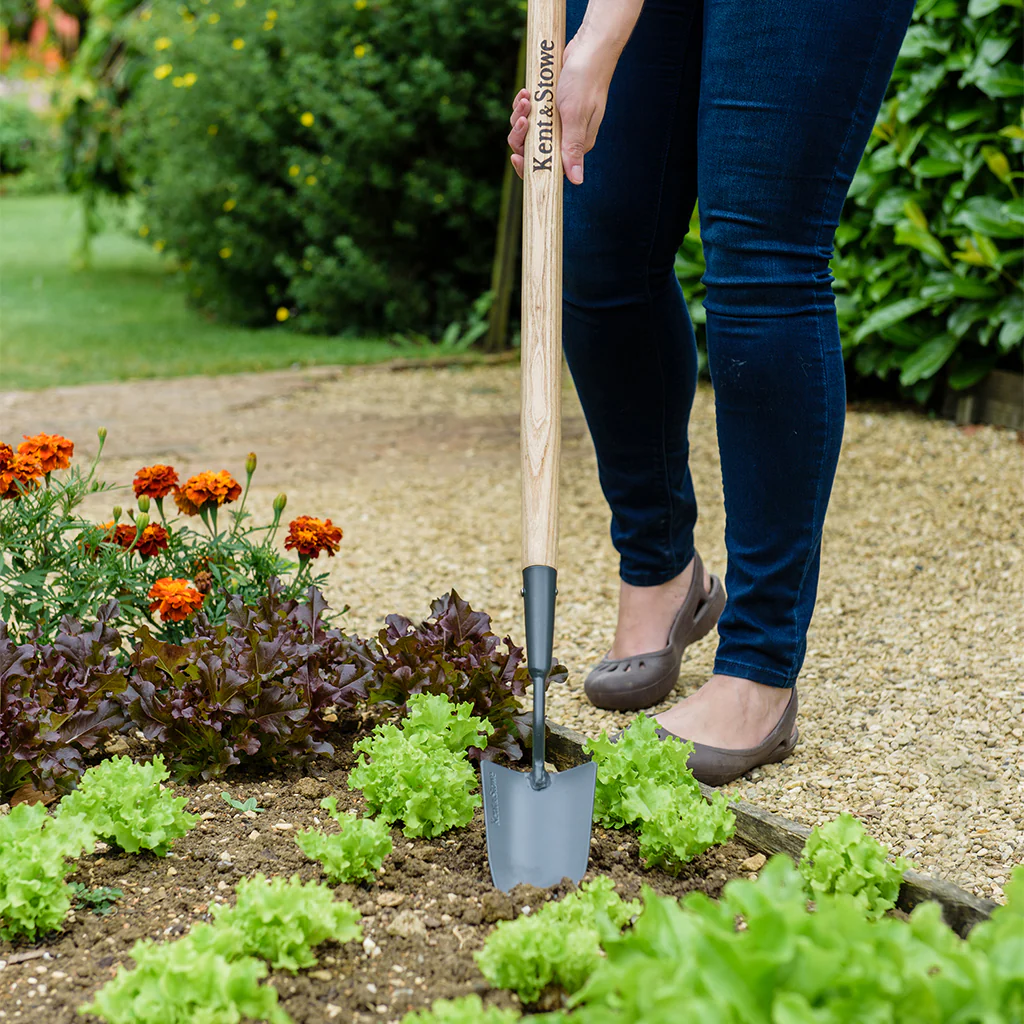 Kent & Stowe Carbon Steel Long Handled Trowel - Image 2